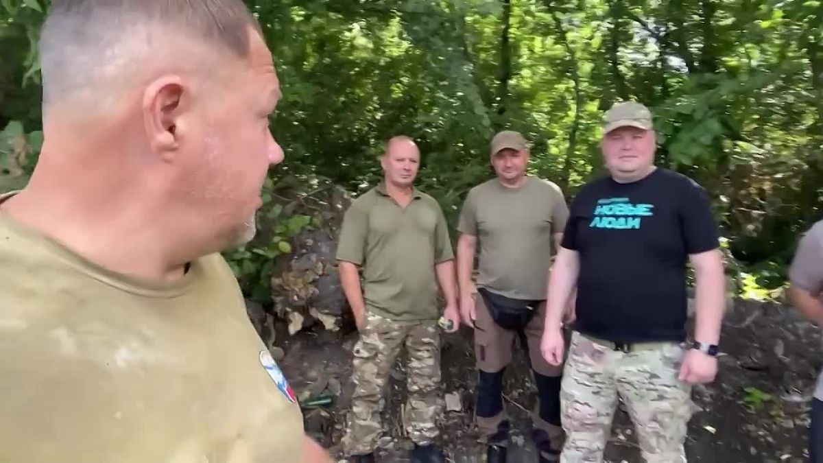 Валерий Скороходов, Игорь Матрус, Павел Минаков и Петр Потапенко вместе решили часть проблем жителей поселка имени Кирова Накануне Валерий Скороходов провел сход с жителями поселка имени Кирова городского округа Макеевка