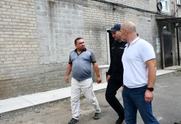 Губернатор шефа-региона и глава муниципалитета проверили, как продвигается капитальный ремонт в двух многоквартирных домах