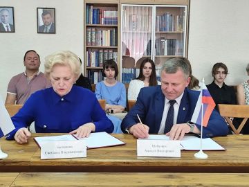 Министр природных ресурсов и экологии ДНР Алексей Шебалков и ректор ДонГУ Светлана Беспалова подписали договор о сотрудничестве
