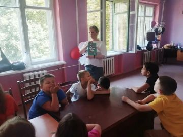 30 июля библиотекарь центральной детской библиотеки побывала на досуговой площадке «Юный техник» (МБУДО «Харцызская станция юных техников» и провела для ребят час правовой информации «От семейного права - к семейному счастью»