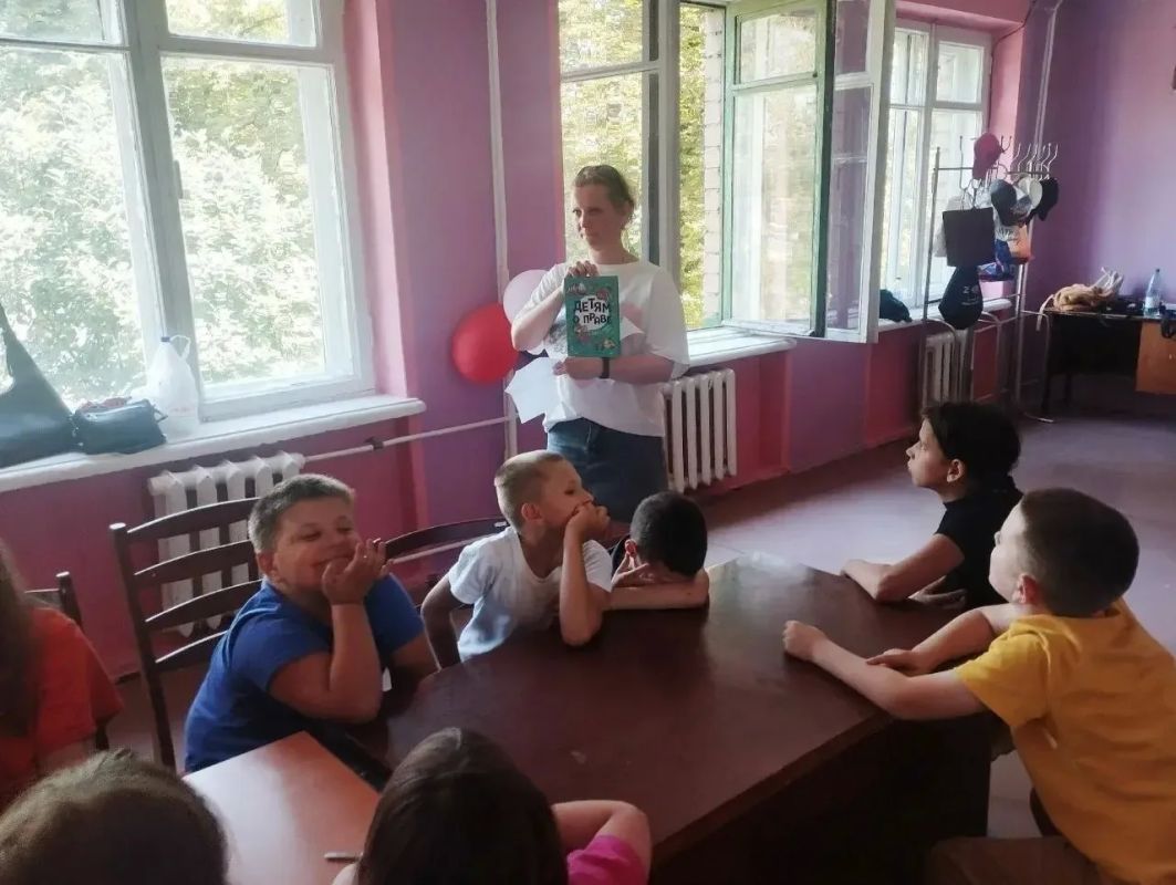 30 июля библиотекарь центральной детской библиотеки побывала на досуговой площадке «Юный техник» (МБУДО «Харцызская станция юных техников» и провела для ребят час правовой информации «От семейного права - к семейному счастью»