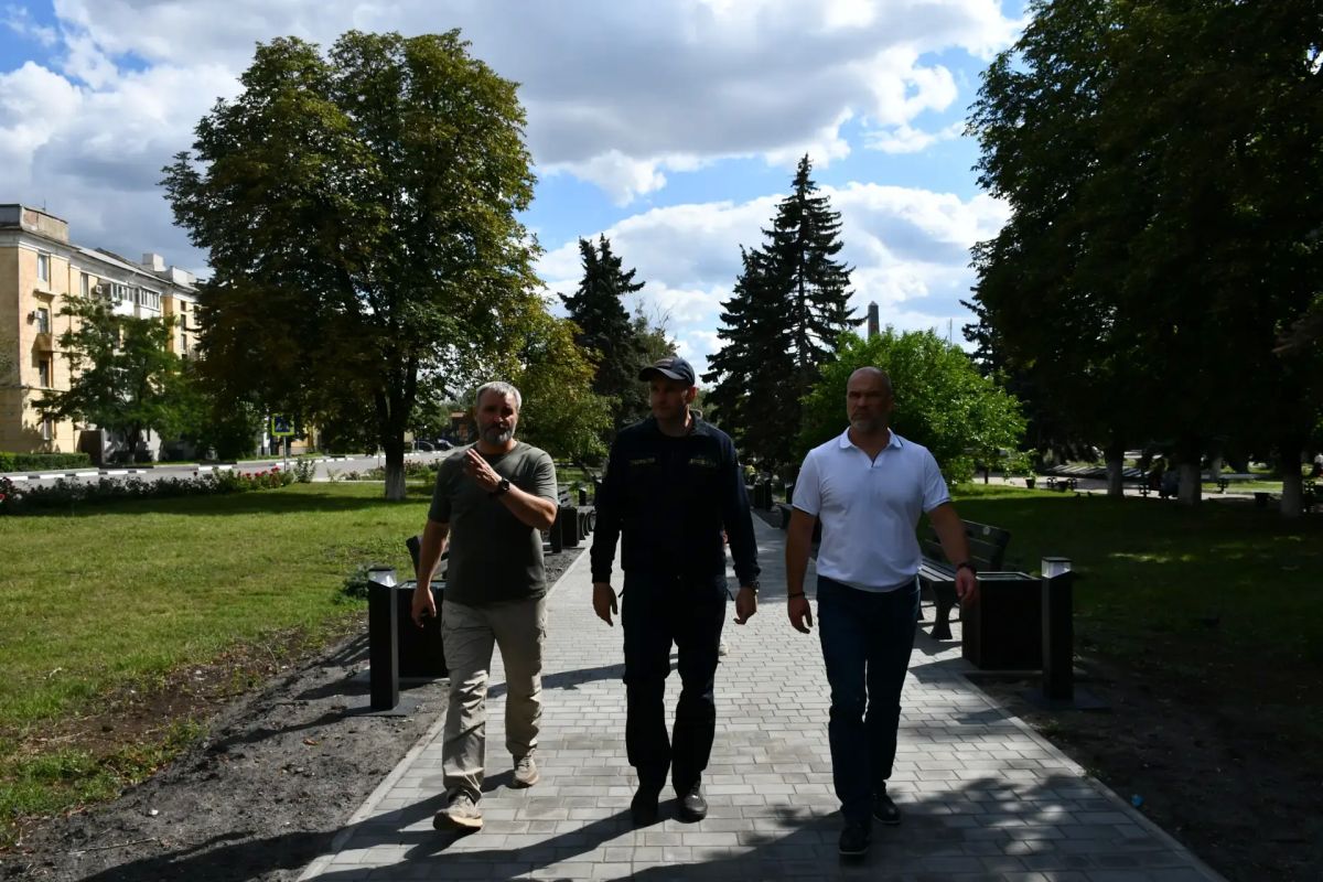 Губернатор Хабаровского края Дмитрий Демешин вместе с главой городского округа Сергеем Желновачом осмотрел обновленный сквер в центре города, благоустройство которого реализовали по инициативе шефа-региона