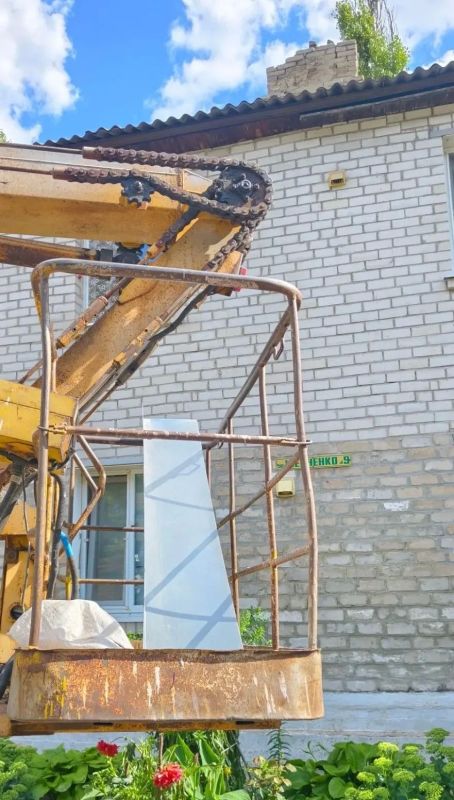В Ждановке продолжается плановый ремонт кровель при поддержке региона-шефа