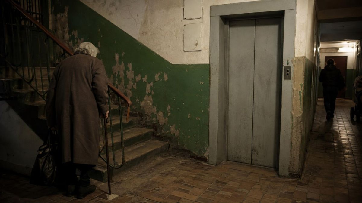 Месяц без лифта: на Независимости, 36а ЖЭК не меняет сгоревший двигатель