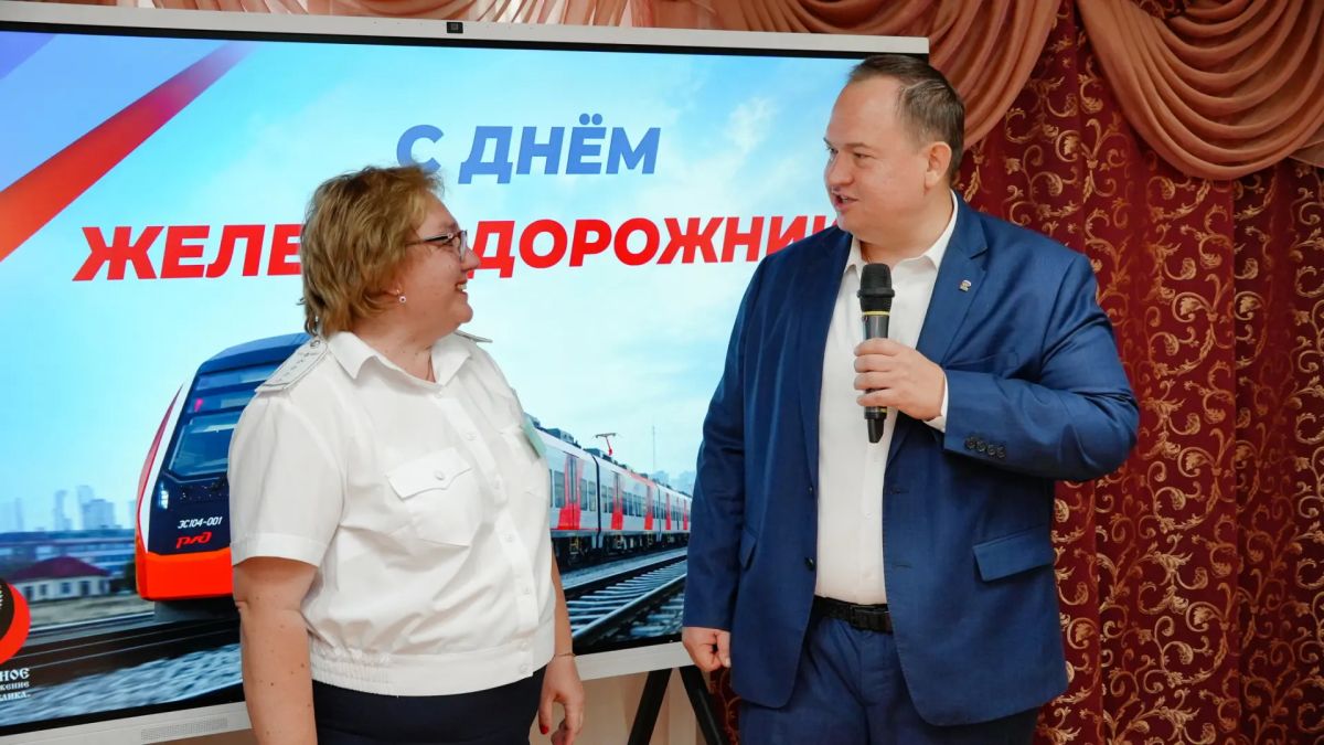 Вдвойне особенный день. . Для заместителя начальника Донецкой детской железной дороги Светланы Финенковой День железнодорожника в этом году стал вдвойне особенным