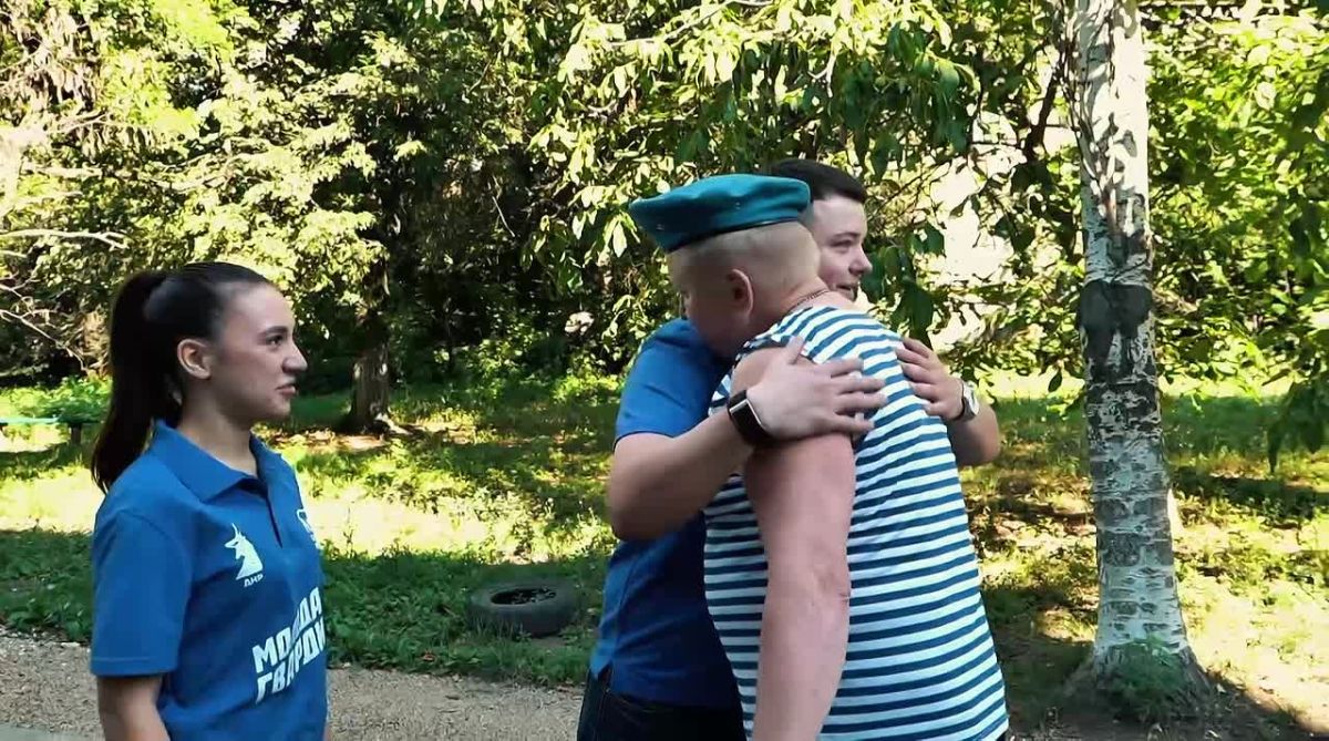 С фруктами и теплыми словами: молодежь ДНР поздравила ветерана ВДВ