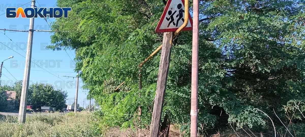 Деревья и столб «прилегли» на ветхую газовую трубу в Кировском районе Донецка, готовясь ее обвалить