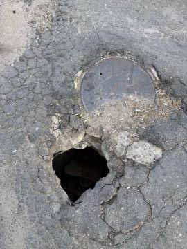 Провалился асфальт на улице Куприна, 42А в Ленинском районе Донецка
