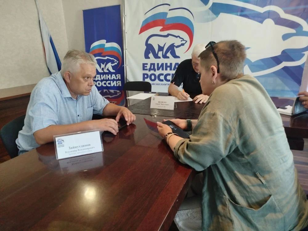 Состоялся прием граждан. Сегодня, 3 августа, в общественной приёмной Партии «Единая Россия» города Тореза депутат Торезского городского совета Владимир Зайнутдинов провел прием граждан