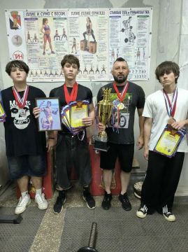 Турнир по кроссфиту. В стенах клуба «Металлург» царила жаркая атмосфера
