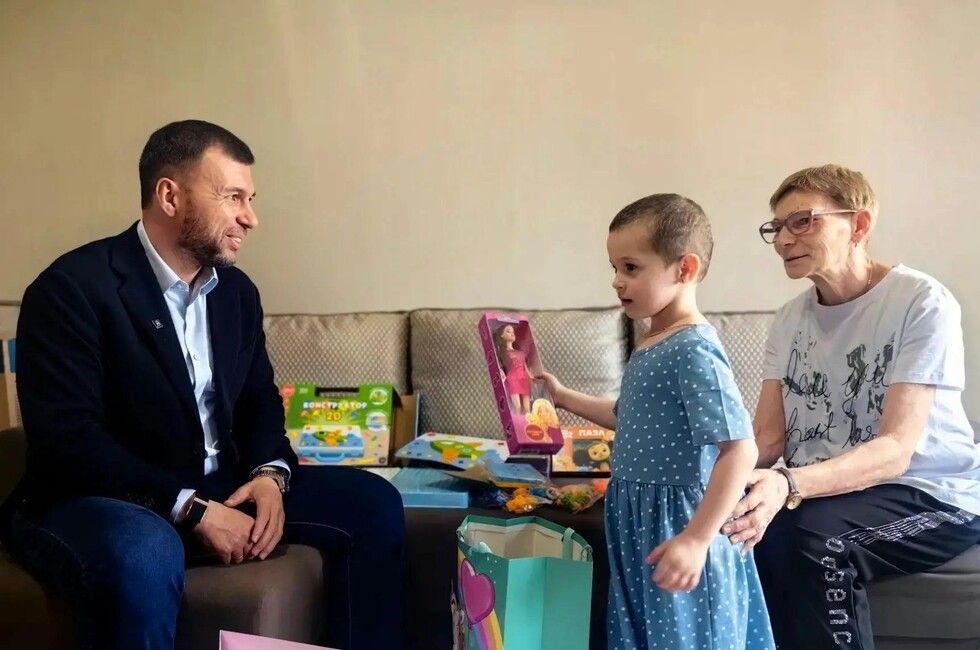 Пушилин навестил спасенную семью из Родинского
