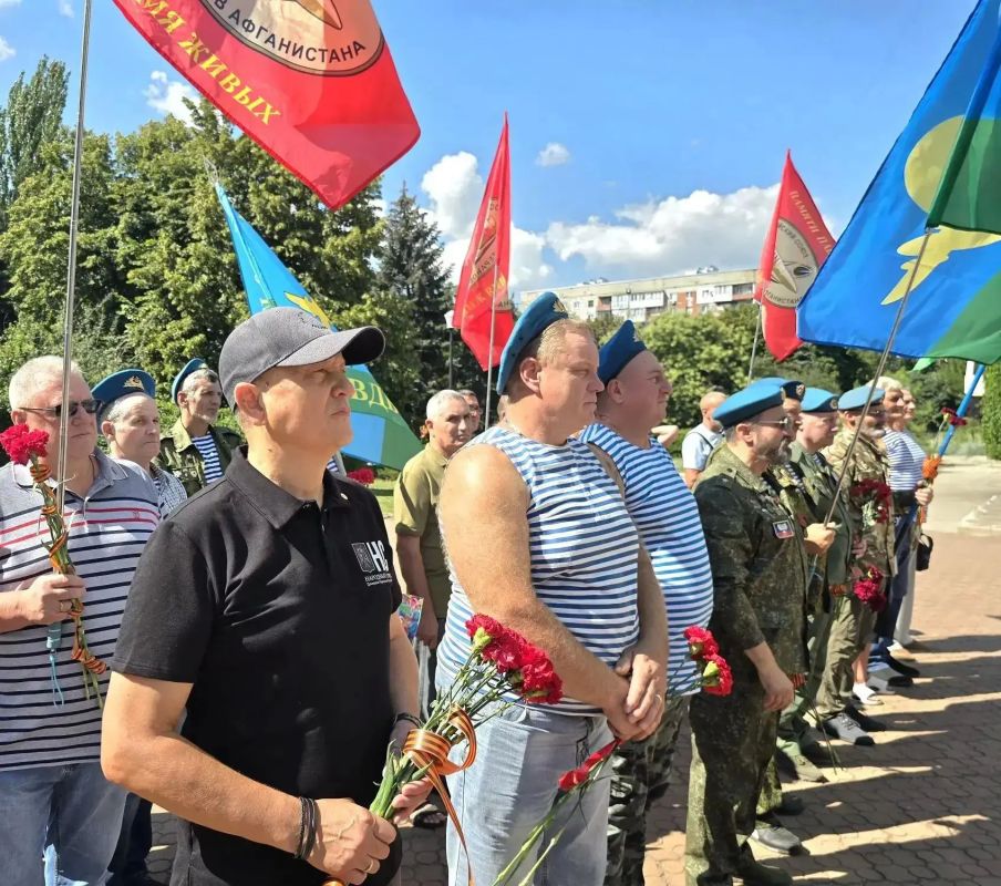 Дмитрий Огилец и Макеевская городская организация «Российский союз ветеранов Афганистана и специальных военных операций» провели торжественное мероприятие, посвященное Дню Воздушно-десантных войск, у памятника погибшим...