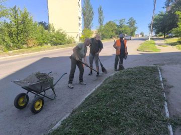 МБУ "Благоустройство" выполняет работы по благоустройству территории и покосу сорной растительности по улице 50 лет СССР и улице Пионерская