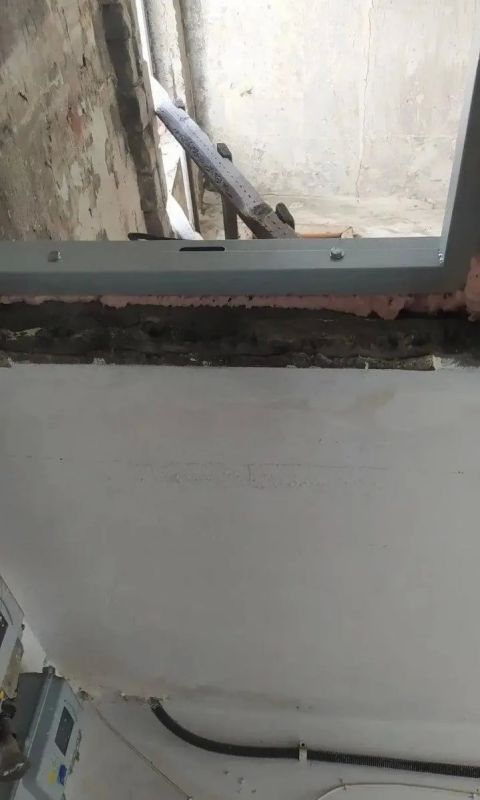 Хабаровские специалисты обустроили выход на кровлю многоквартирного дома на ул. Ленина в Дебальцево