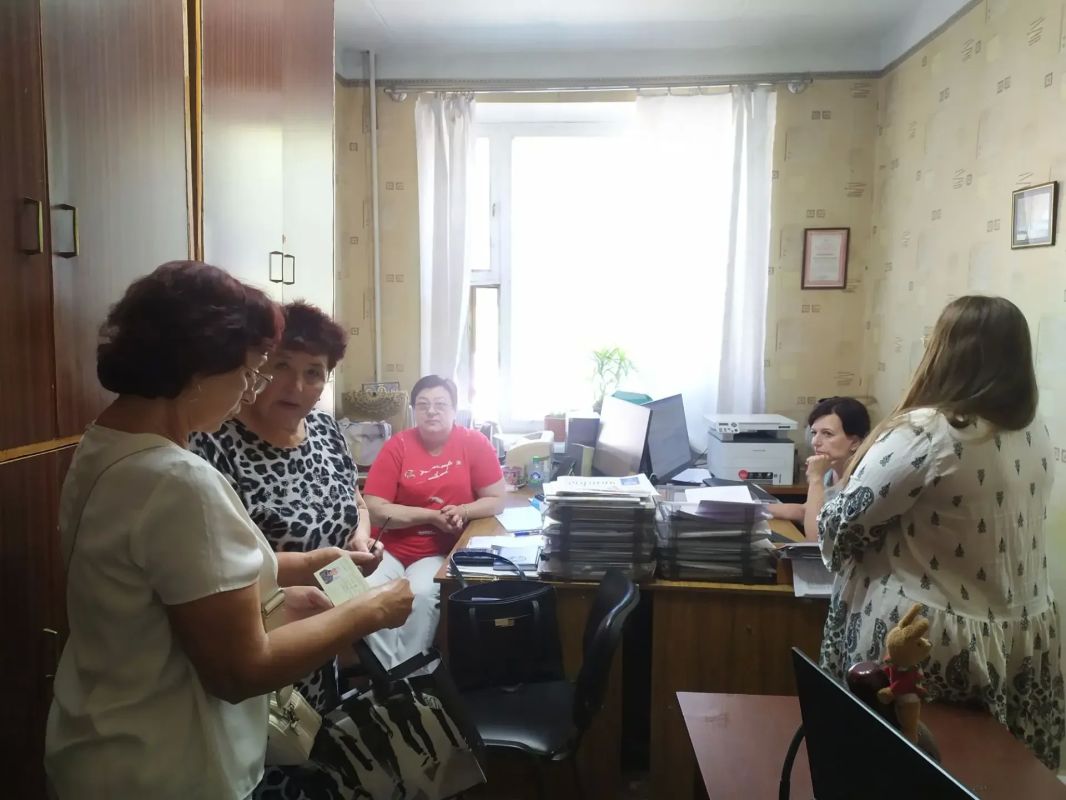 3 августа Лидия Лифинцова, член Общественного совета провела встречу с трудовым коллективом Сектора по работе с обращениями граждан администрации городского округа Торез