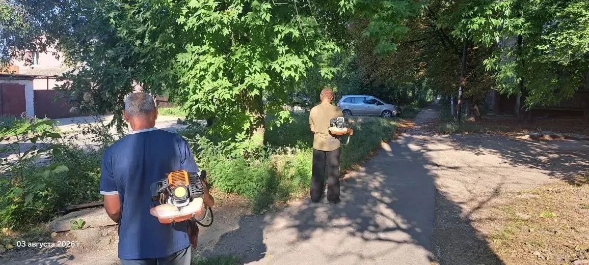 Елена Рязанцева: Сегодня Управой Пролетарского внутригородского района ведутся работы по покосу травы вдоль дороги по ул. Вильнюсская