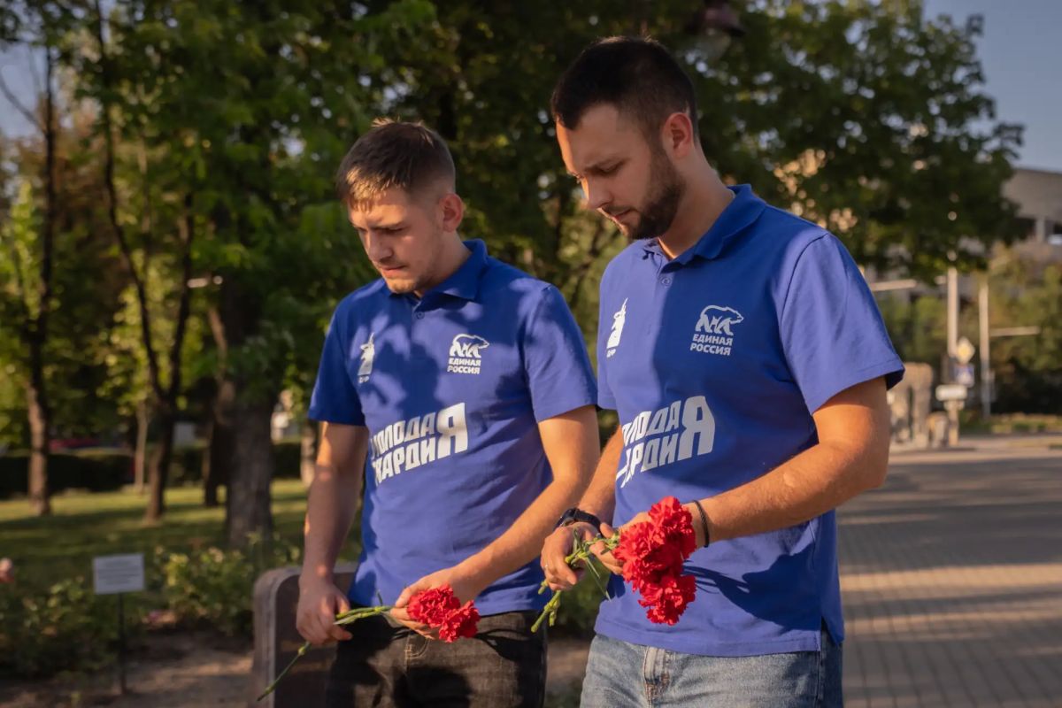 В память о погибших детях в Геленджике активисты МГЕР ДНР возложили цветы на Аллее ангелов в Донецке