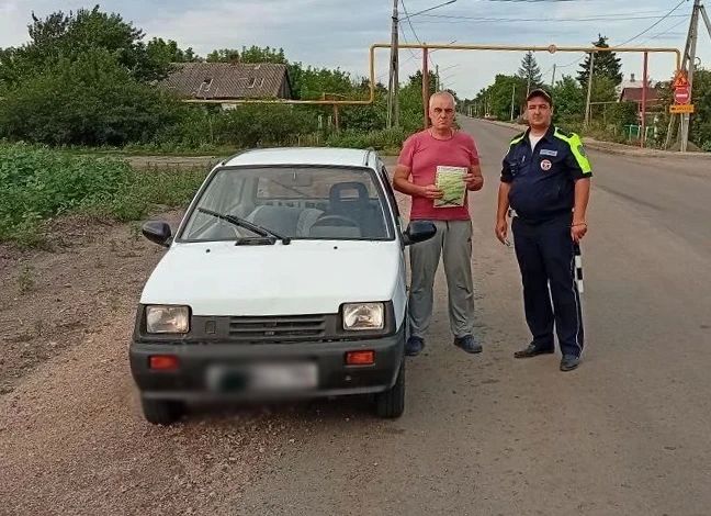 Автоинспекторы ведут профилактическую работу с участниками дорожного движения в Волновахе