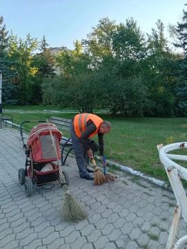 С заботой об округе. Минувшая рабочая неделя для работников Ясиноватского жилищно-эксплуатационного комбината прошла в заботах о порядке в населенных пунктах округа