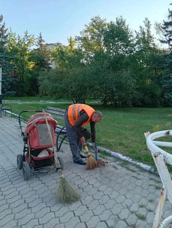 С заботой об округе. Минувшая рабочая неделя для работников Ясиноватского жилищно-эксплуатационного комбината прошла в заботах о порядке в населенных пунктах округа