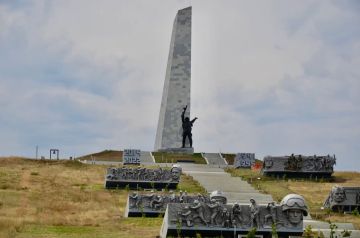 Министр культуры ДНР Михаил Желтяков посетил мемориальный комплекс «Саур-Могила», чтобы проверить состояние территории после обращений посетителей