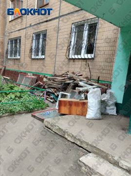 Старые окна два месяца перекрывают выход из подъезда на Щетинина