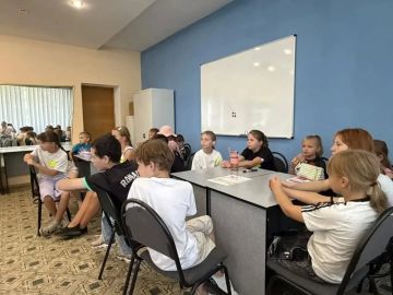 Воспитанники пришкольного лагеря "Смайлики" на базе Школы № 49 посетили занятие кружка "Творческий оазис"