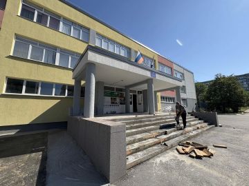 В шахтерской гимназии при поддержке сахалинцев залили цементным составом крыльцо