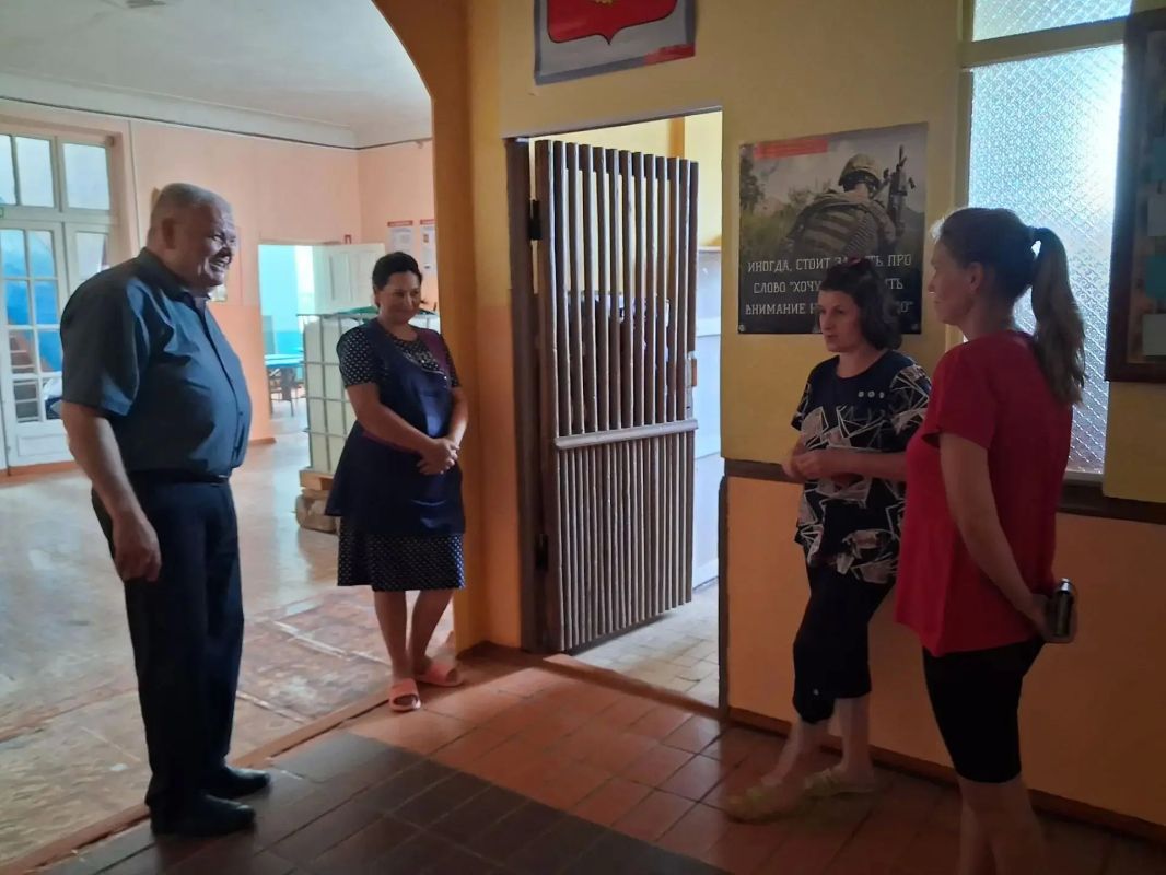 Председатель Амвросиевского муниципального совета Александр Шульга в ходе рабочего визита посетил Лисичанскую школу, где встретился с сотрудниками учебного заведения