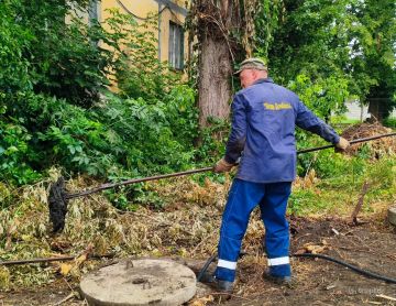 В Макеевке продолжаются работы по прочистке канализационных сетей