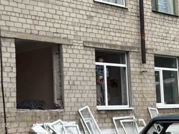 Александр Шатов: При поддержке сахалинцев в женском отделении ЦРБ Шахтерска приступили к установке окон