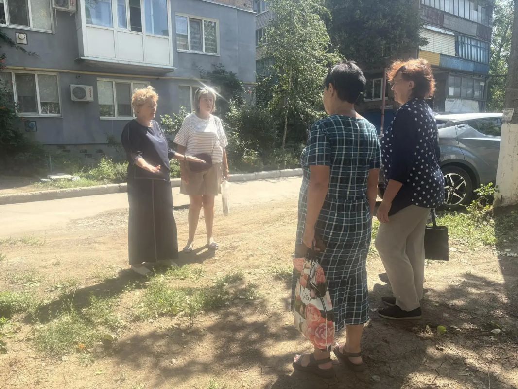 Встреча с населением. Карташева Ирина Валериевна, депутат Снежнянского городского совета ДНР первого созыва, фракция Всероссийской политической партии «Единая Россия», провела встречу с гражданами по улице Заводская 2. ...