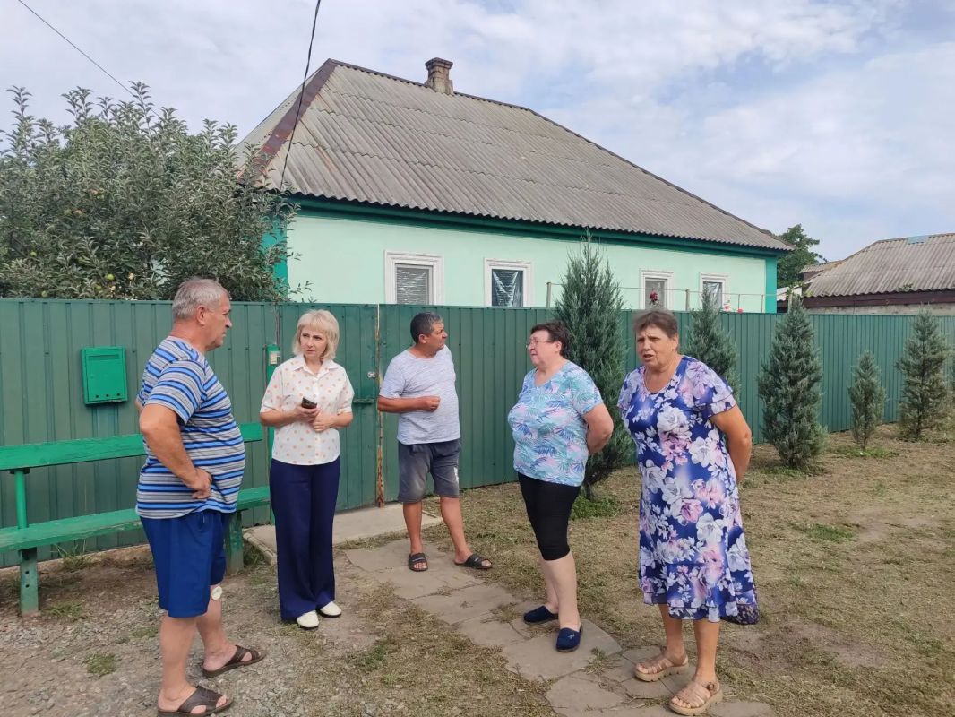 4 августа сотрудники Зуевского территориального отдела Администрации муниципального образования провели встречу с жителями пгт