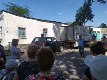 6 августа заместитель главы администрации городского округа Торез Александр Люлькович совместно с представителем филиала "Торезское ПУВКХ" ГУП ДНР "Вода Донбасса" провел встречу с населением по ул.Городок ВГСО, д.11