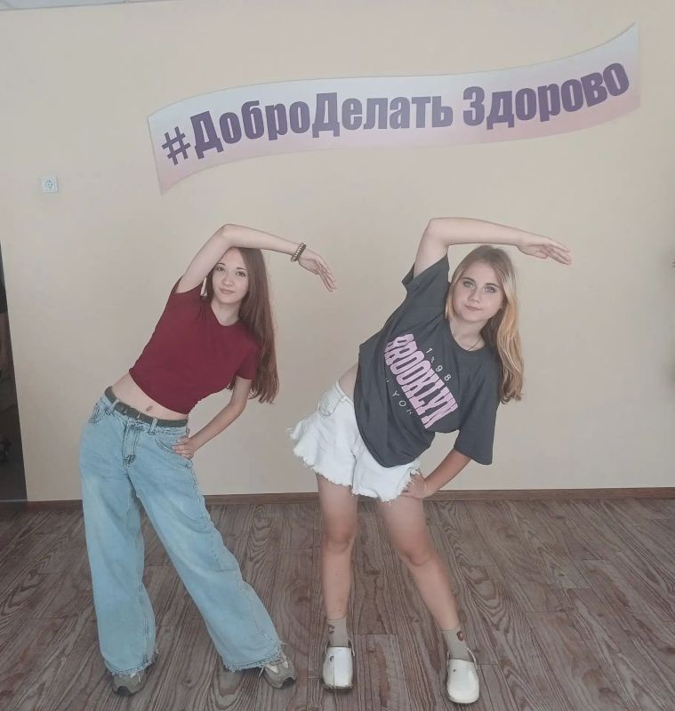 Спортивное утро в молодежном отделе: ко Дню физкультурника в Дебальцево прошла зарядка