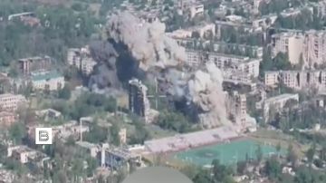 Истребители-бомбардировщики Су-34 ВКС России ударили авиабомбами по пунктам управления беспилотниками ВСУ в ДНР и Харьковской области, сообщает Минобороны РФ