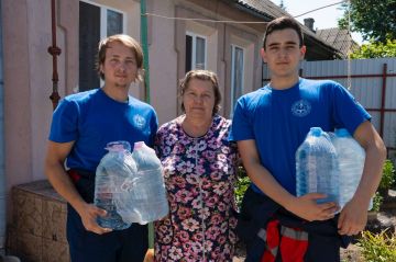 Сегодня добровольцы Донецкого регионального отделения ВСКС доставили нуждающимся маломобильным жителям Донецка 300 литров воды