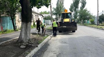 Хабаровский край обустроил бордюры в Дебальцево на улице Советской