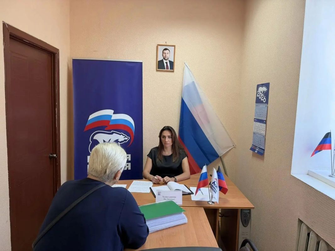Сегодня, 7 августа, адвокат Донбасской коллегии адвокатов Яна Хуснутдинова провела приём граждан в общественной приёмной Единой России Червоногвардейского района городского округа Макеевка