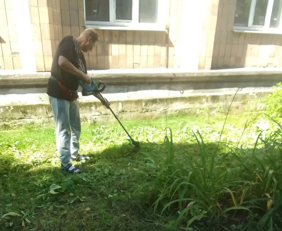 С целью приведения территории в надлежащее санитарное состояние, сотрудниками и учащимися Государственного бюджетного профессионального образовательного учреждения «Макеевский транспортно-технологический колледж» проведены...