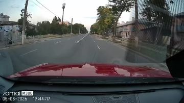 В Мариуполе подростки на мотодрандулете подрезали машину и «выкатили» водителю претензии
