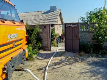 В Кировском внутригородском районе при поддержке региона-шефа Московская область продолжается подвоз воды для жителей домов, в которые в установленный графиком день не поступила вода