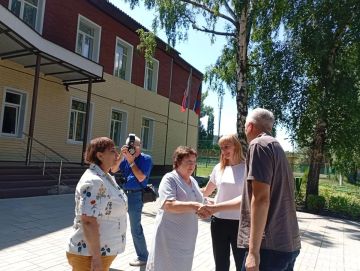 В рамках рабочей поездки в Ясиноватский муниципальный округ представитель актива Регионального общественного движения «Донецкая Республика» Сергей Макаров встретился с представителями педагогического сообщества Ясиноватой