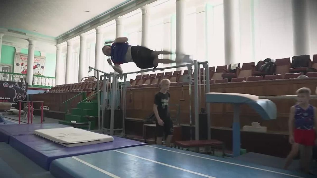 Денис Пушилин: Друзья! Сегодня, в День физкультурника, хочу обратиться к каждому из вас – к тем, кто делает первые шаги на беговой дорожке, и к тем, для кого спорт стал делом всей жизни