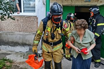 Спасатели вывели 9 человек из задымленного подъезда в Торезе