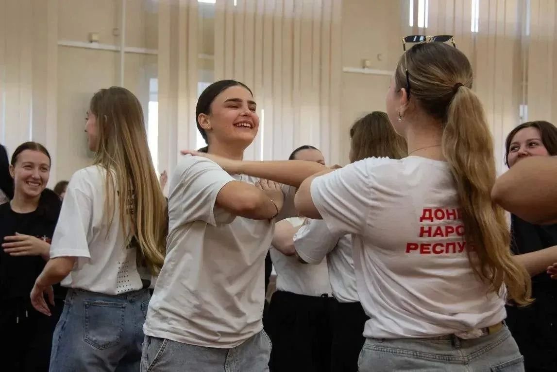В рамках Всероссийской акции, приуроченной ко Дню физкультурника, в городском округе Макеевка состоялась общегородская утренняя зарядка, объединившая муниципальных служащих и представителей молодежных общественных...