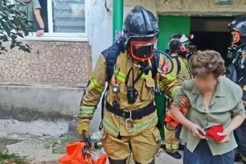 В Торезе пожарные спасли девять человек из задымленного подъезда