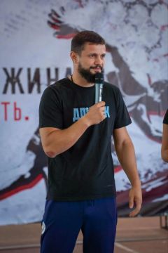 Артур Гасанов провел масштабную тренировку ко Дню физкультурника и принял участие в открытии новой спортплощадки в ДНР