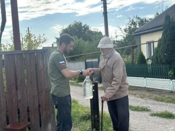 Акция «Забота о ближнем». Доброслужащие совместно с Молодёжкой Народного фронта организовали благотворительное мероприятие по оказанию адресной помощи, нуждающимся доставили питьевую воду и продовольственные наборы