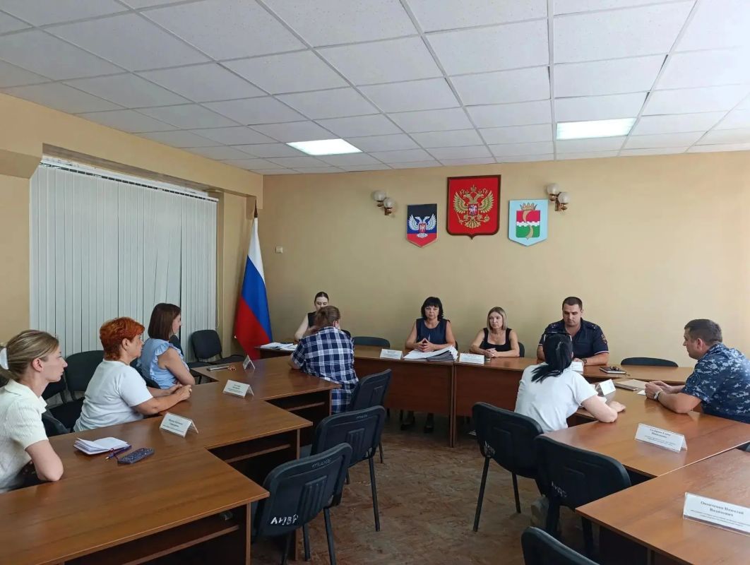 В администрации Амвросиевского муниципального округа состоялось очередное заседание комиссии по делам несовершеннолетних и защите их прав под председательством председателя комиссии Крюковой Елены Николаевны